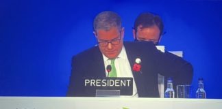 Alok Sharma, el presidente de la COP26, no puede contener la emoción, en su discurso de clausura de la cumbre climática, expresando la tensión de negociar el Pacto del Clima de Glasgow, por los obstáculos impuestos por los grandes productores de carbón y de petróleo para un texto consensuado al respecto. Foto: CMNUCC / Twitter