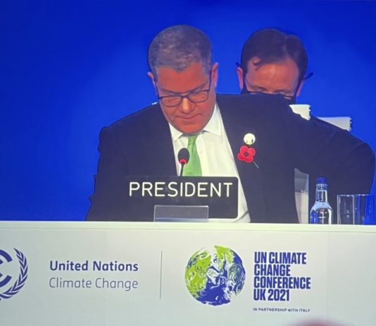 Alok Sharma, el presidente de la COP26, no puede contener la emoción, en su discurso de clausura de la cumbre climática, expresando la tensión de negociar el Pacto del Clima de Glasgow, por los obstáculos impuestos por los grandes productores de carbón y de petróleo para un texto consensuado al respecto. Foto: CMNUCC / Twitter