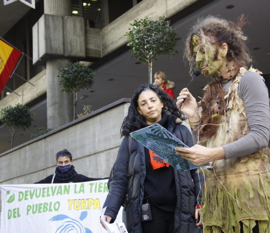 Extinction Rebellion España activa una protesta ante la embajada de Colombia en Madrid en apoyo del pueblo Yukpa amenazado por la mina «El Descanso» © Coline Fay 16NOV2021