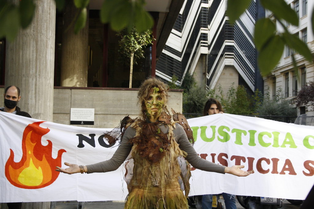 Extinction Rebellion España activa una protesta ante la embajada de Colombia en Madrid en apoyo del pueblo Yukpa amenazado por la mina «El Descanso» © Coline Fay 16NOV2021
