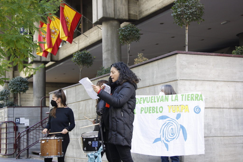Extinction Rebellion España activa una protesta ante la embajada de Colombia en Madrid en apoyo del pueblo Yukpa amenazado por la mina «El Descanso» © Coline Fay 16NOV2021