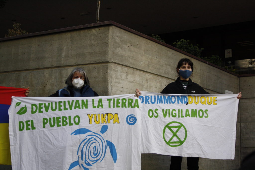 Extinction Rebellion España activa una protesta ante la embajada de Colombia en Madrid en apoyo del pueblo Yukpa amenazado por la mina «El Descanso» © Coline Fay 16NOV2021