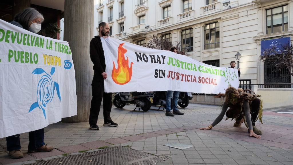 Extinction Rebellion España activa una protesta ante la embajada de Colombia en Madrid en apoyo del pueblo Yukpa amenazado por la mina «El Descanso» © Héctor Escudero 16NOV2021