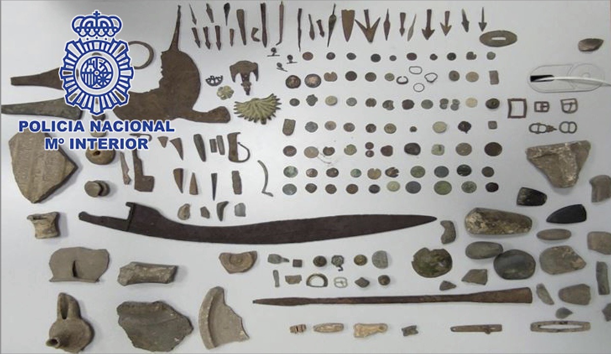 Falcata ibérica y restos arqueológicos