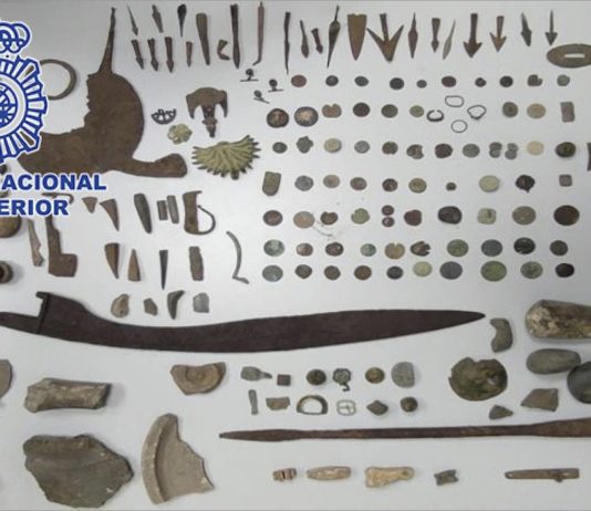 Falcata ibérica y restos arqueológicos