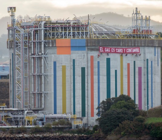 15/11/2021, Mugardos, España. Escaladores de Greenpeace entran en la regasificadora de Reganosa para denunciar el impacto del gas en el medioambiente y en las facturas del gas y de la luz. ©Greenpeace Mario Gómez