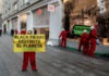 Greenpeace denuncia el desastre socioambiental del Black Friday en tiendas H&M, Primark, Mango y Lefties de Madrid 26/11/2021. Gran Vía, Madrid, España.nnCoincidiendo con la celebración del Black Friday, activistas de Greenpeace han llevado a cabo la clausura simbólica de establecimientos de moda rápida en la Gran Vía de Madrid bajo el lema “Sin stock. Planeta agotado” para denunciar que el consumismo que se promueve en este tipo de fechas está esquilmando los recursos del planeta y agravando el cambio climático y la pérdida de biodiversidad. ©Greenpeace / Pablo Blázquez