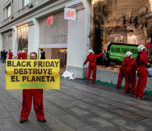 26/11/2021. Gran Vía, Madrid, España.nnCoincidiendo con la celebración del Black Friday, activistas de Greenpeace han llevado a cabo la clausura simbólica de establecimientos de moda rápida en la Gran Vía de Madrid bajo el lema “Sin stock. Planeta agotado” para denunciar que el consumismo que se promueve en este tipo de fechas está esquilmando los recursos del planeta y agravando el cambio climático y la pérdida de biodiversidad. ©Greenpeace / Pablo Blázquez