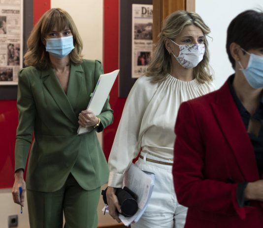La ministra de Política Territorial y portavoz del Gobierno, Isabel Rodríguez, la vicepresidenta segunda y ministra de Trabajo y Economía Social, Yolanda Díaz, y la ministra de Educación y Formación Profesional, Pilar Alegría, llegan a la rueda de prensa posterior al Consejo de Ministros del 16NOV2021