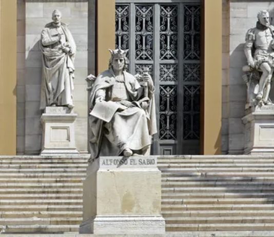 Madrid, Alfonso «el sabio» en la entrada a la Biblioteca Nacional