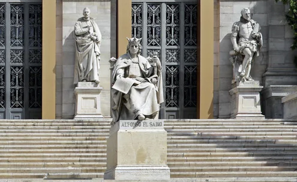 Madrid, Alfonso «el sabio» en la entrada a la Biblioteca Nacional