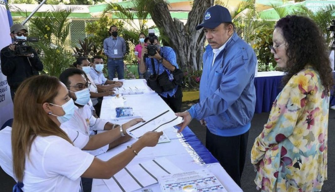 Ortega y Murillo votan el 7NOV2021