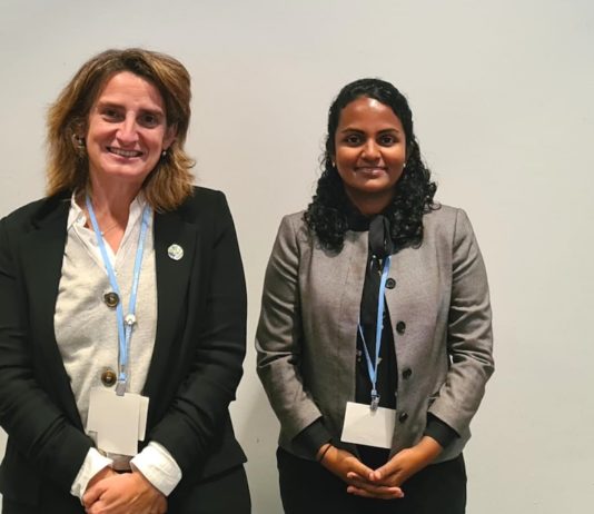 Teresa Ribera y Shauna Aminath en la COP26 en Glasgow