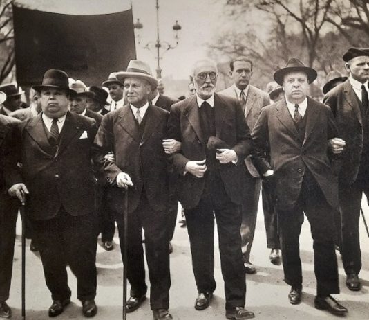 Manifestación del 1º de Mayo en Madrid en 1931. De izquierda a derecha, el alcalde de Madrid, Pedro Rico, Francisco Largo Caballero, Miguel de Unamuno e Indalecio Prieto