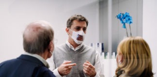 El investigador José María Lagarón (IATA-CSIC), con una de las mascarillas sanitarias inclusivas