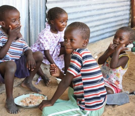 Niños ruandeses comparten un plato de comida. El hambre y la nutrición insuficiente afectan a centenares de millones de personas en África, y las cifras han crecido desde que se disparó la pandemia COVID-19. © Jaspreet Kindra / IRIN