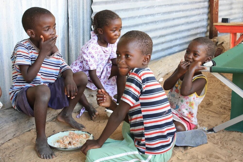 Niños ruandeses comparten un plato de comida. El hambre y la nutrición insuficiente afectan a centenares de millones de personas en África, y las cifras han crecido desde que se disparó la pandemia COVID-19. © Jaspreet Kindra / IRIN