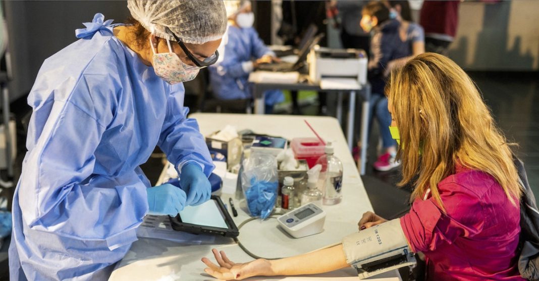 OMS/OPS Una paciente realizando una donación de sangre en un hospital de Argentina durante la pandemia por COVID-19