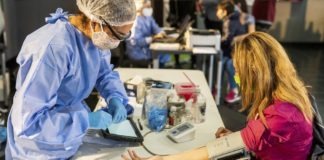 OMS/OPS Una paciente realizando una donación de sangre en un hospital de Argentina durante la pandemia por COVID-19