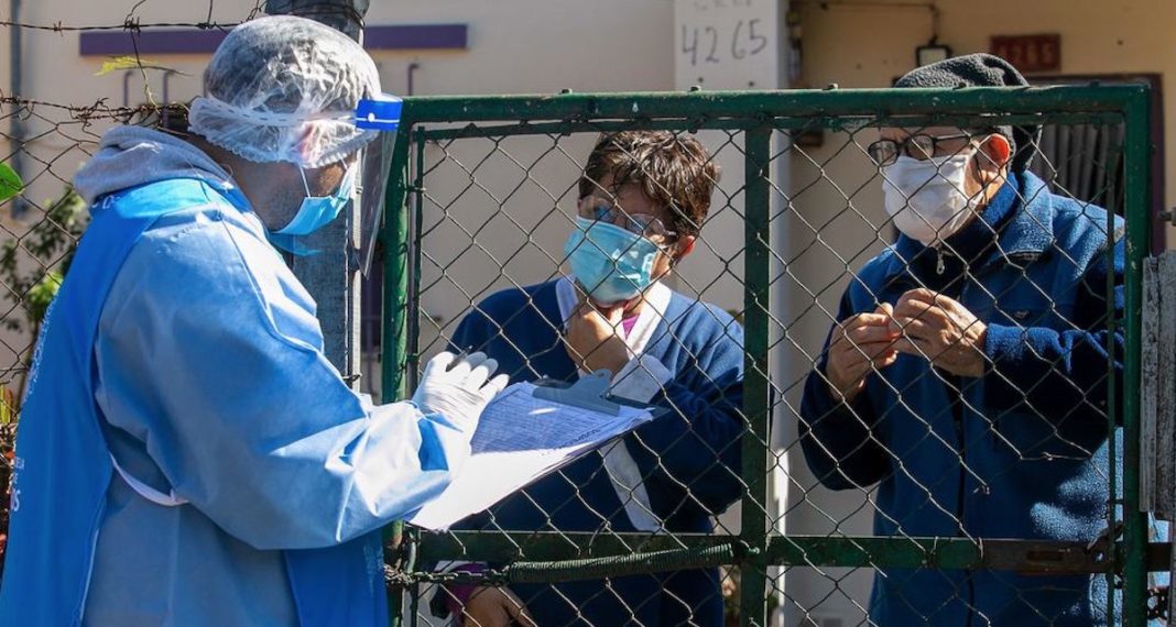 Trabajadores de la salud hacen pruebas COVID-19 en Buenos Aires © OPS