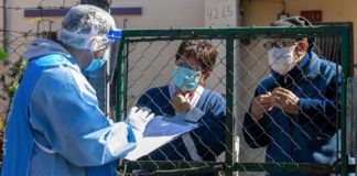 Trabajadores de la salud hacen pruebas COVID-19 en Buenos Aires © OPS