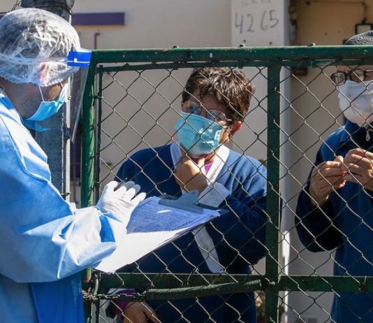 Trabajadores de la salud hacen pruebas COVID-19 en Buenos Aires © OPS