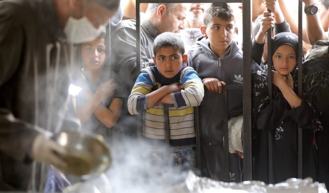 Gaza comida para niños © Yasser Qudih Xinhua