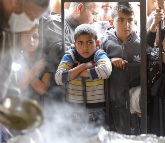 Gaza comida para niños © Yasser Qudih Xinhua