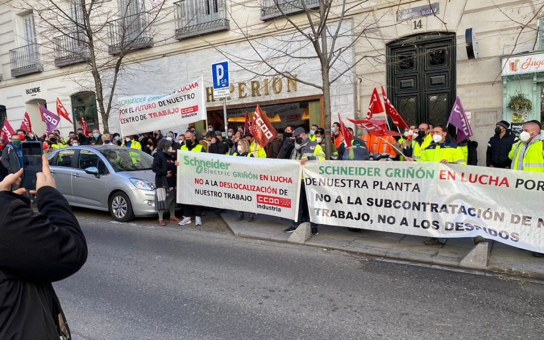 La plantilla de Schneider Electric se moviliza ante la Embajada de Francia en Madrid. 20ENE2022
