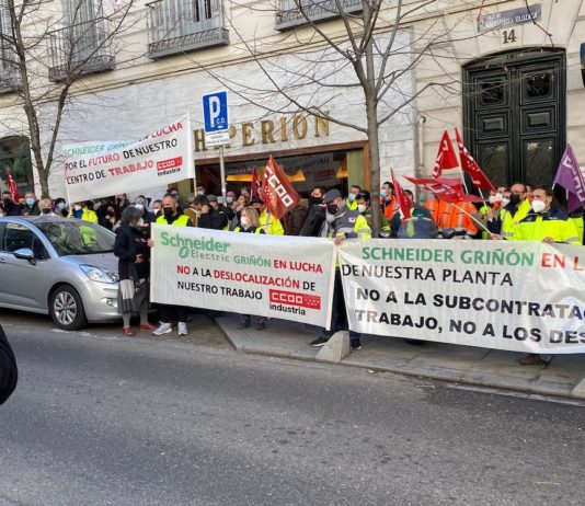 La plantilla de Schneider Electric se moviliza ante la Embajada de Francia en Madrid. 20ENE2022