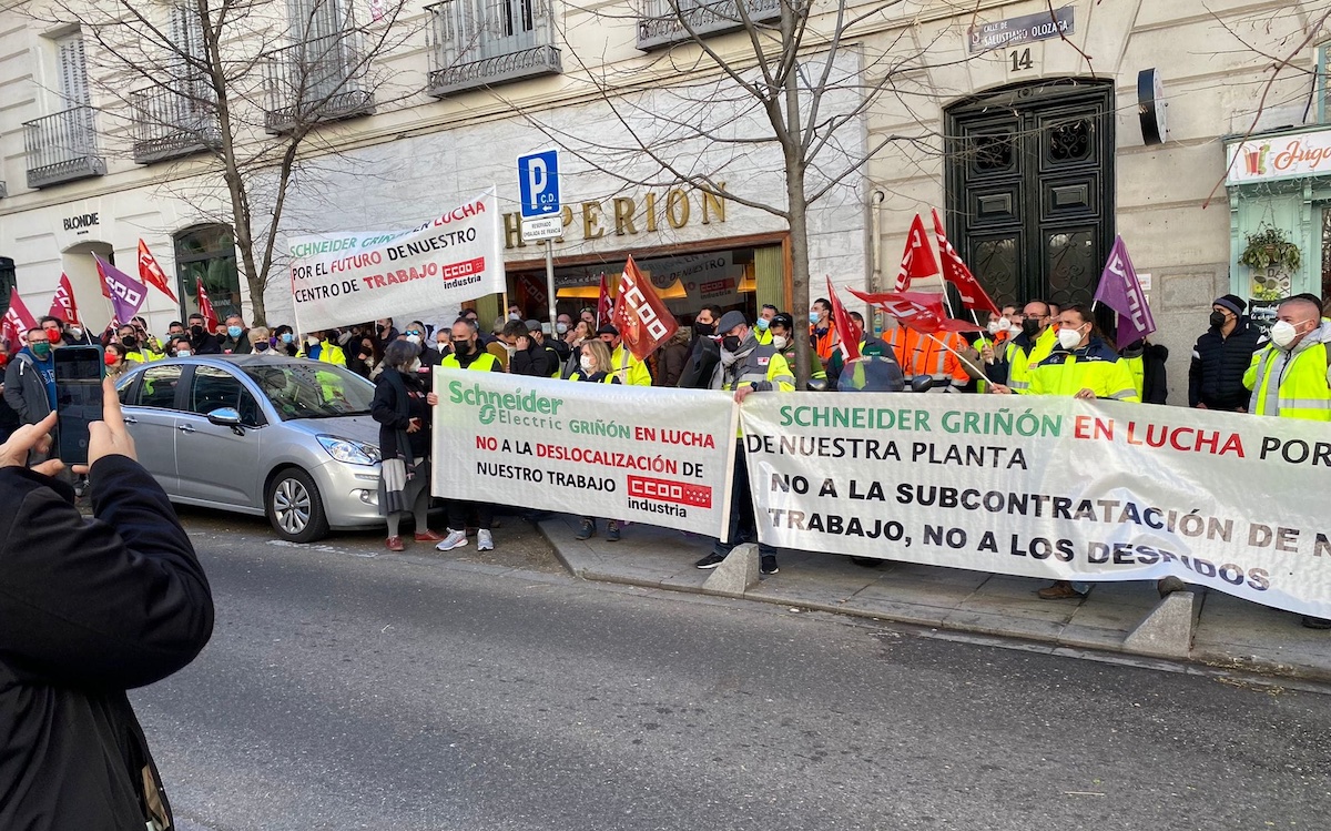 La plantilla de Schneider Electric se moviliza ante la Embajada de Francia en Madrid. 20ENE2022