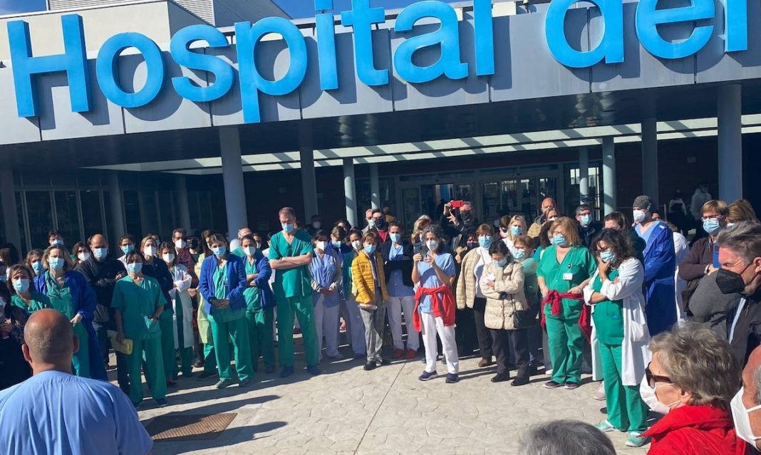 Concentración de profesionales sanitarios en el Hospital del tajo, Aranjuez, 18FEB2022.