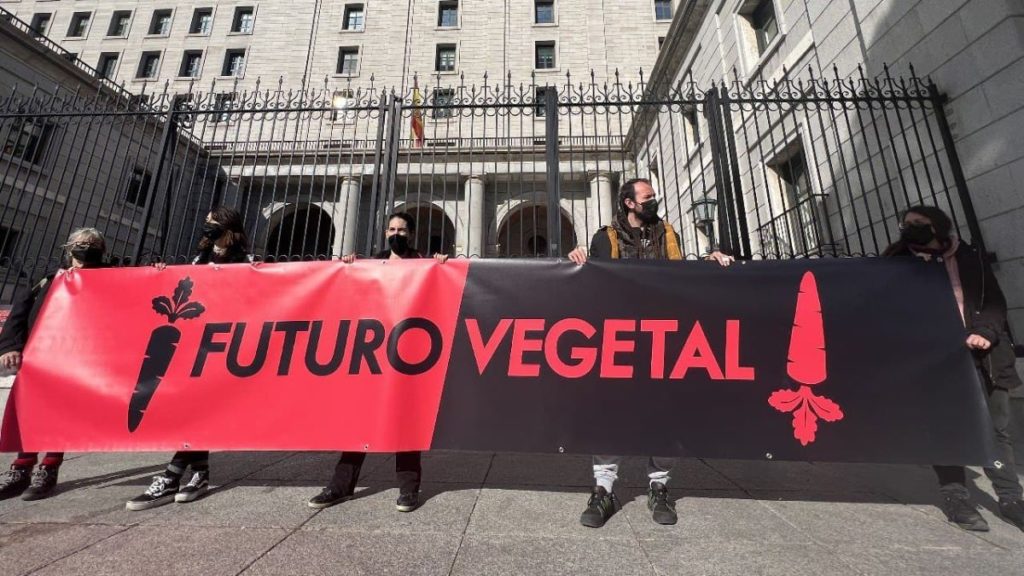 Activistas de Futuro Vegetal ante el Ministerio de Transición Ecológica, en Madrid, el 6 de febrero de 2022