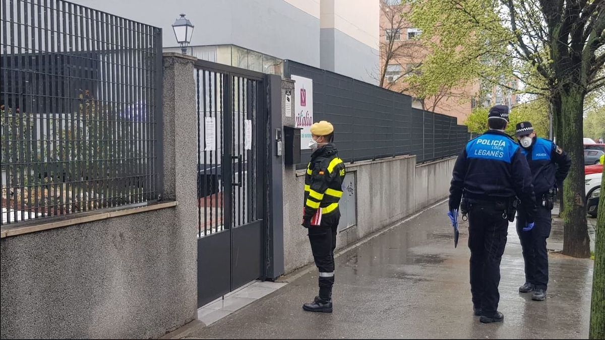 Efectivos de la UME y policía municipal de Leganés ante la residencia Vitalia