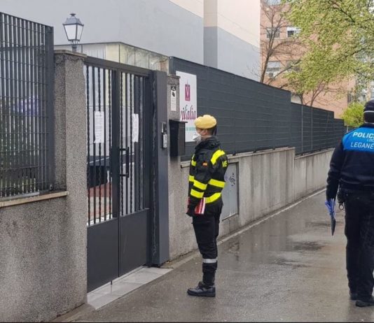 Efectivos de la UME y policía municipal de Leganés ante la residencia Vitalia