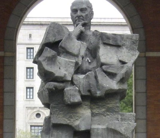 Monumento a Largo Caballero en el Ministerio de Trabajo