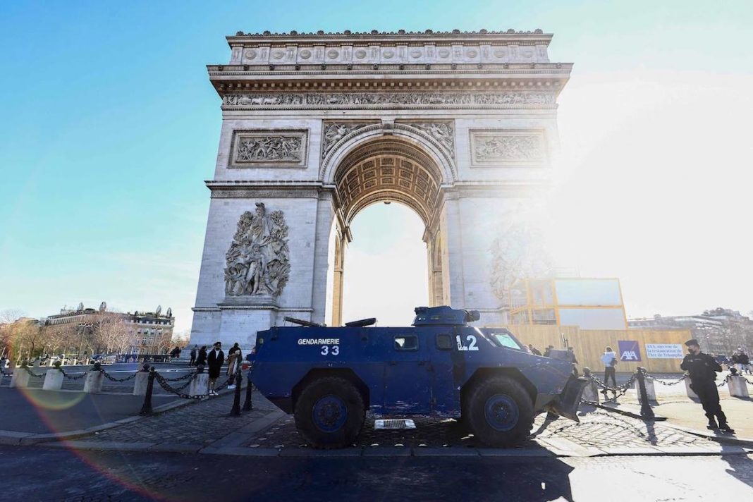 Paris 12FEB2022 tanqueta policial