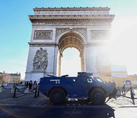 Paris 12FEB2022 tanqueta policial