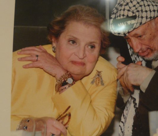 Albrigth y Arafat con un broche avispa