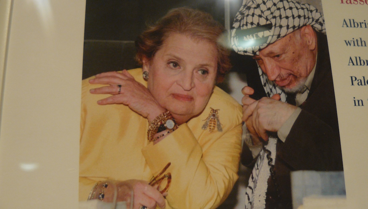 Albrigth y Arafat con un broche avispa