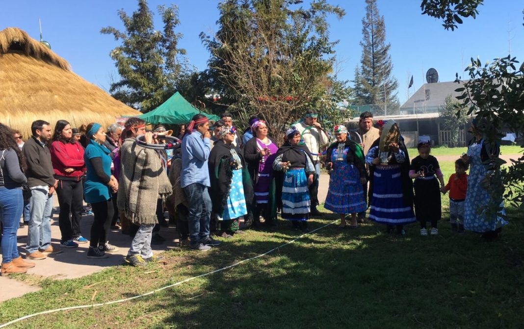 En La Pintana, al sur de Santiago de Chile, funciona un centro ceremonial y de reunión de los mapuches que habitan en la región metropolitana. Datos de 2021 indican que los mapuches, el pueblo originario más numeroso de Chile, suman 1,8 millones, seguidos por los aymaras, con 156 000 y los diaguitas, con 88 000. Foto: Orlando Milesi / IPS