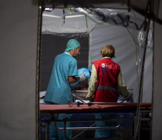 Personal sanitario START en hospital campaña en Dondo Mozambique ABR2019 © AECID Miguel Lizana