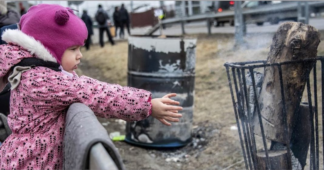 Familias ucranianas llegando a Berdyszcze, Polonia,luego de huir del conflicto en Ucrania.