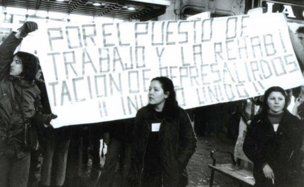 Soledad Pérez (d) pancarta Induyco