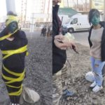 Ucrania Leopolis jovenes gitanas amarrada a un poste 22MAR2022