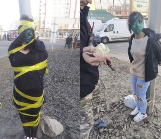 Ucrania Leopolis jovenes gitanas amarrada a un poste 22MAR2022