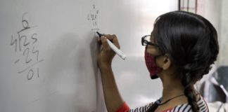 Una niña de trece años resuelve una suma matemática en una escuela de Gujarat, India. Al paso de algunos años de escolaridad, las chicas igualan a los chicos en matemáticas y les superan en pruebas de ciencia y lectura en numerosos países, mostró un estudio de la Unesco. © Mithila Jariwala/Unicef