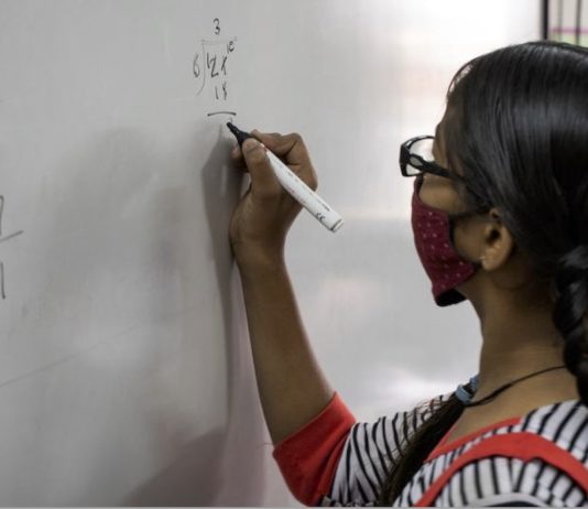 Una niña de trece años resuelve una suma matemática en una escuela de Gujarat, India. Al paso de algunos años de escolaridad, las chicas igualan a los chicos en matemáticas y les superan en pruebas de ciencia y lectura en numerosos países, mostró un estudio de la Unesco. © Mithila Jariwala/Unicef