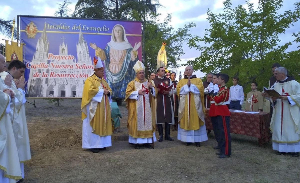 Heraldos del Evangelio colocan en Sevilla la Nueva la primera piedra de un complejo hotelero religioso