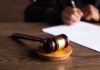 Juez mazo judicial